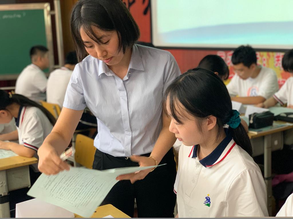 周刘娟老师英语课堂上和同学们积极互动