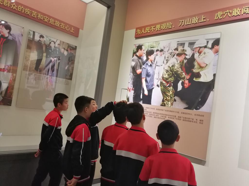 互相探讨英烈事迹