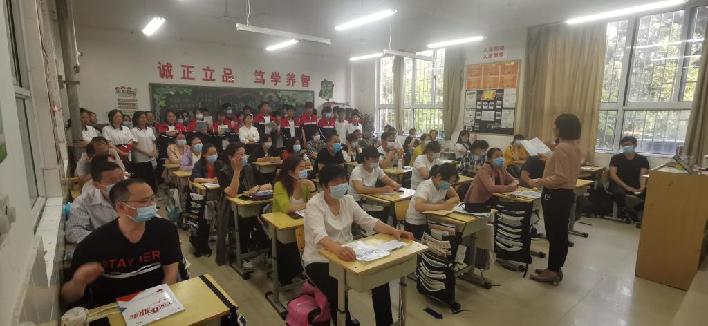 八六班英语老师介绍学科学习情况