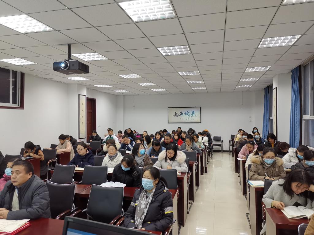 教师们认真聆听