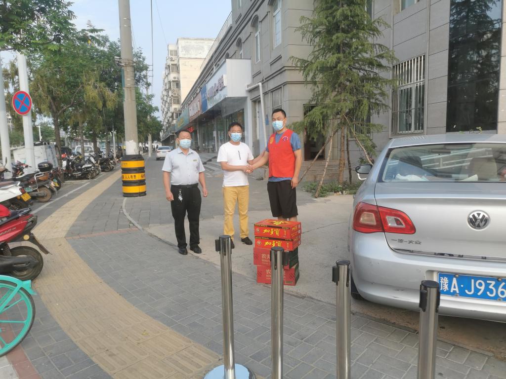 学校志愿者为疫情防控一线工作人员送清凉