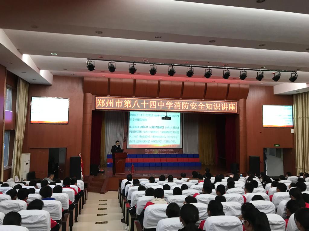师生认真聆听