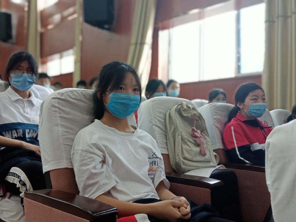 同学们为演讲内容而动容