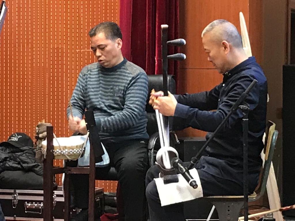 投入的乐队老师
