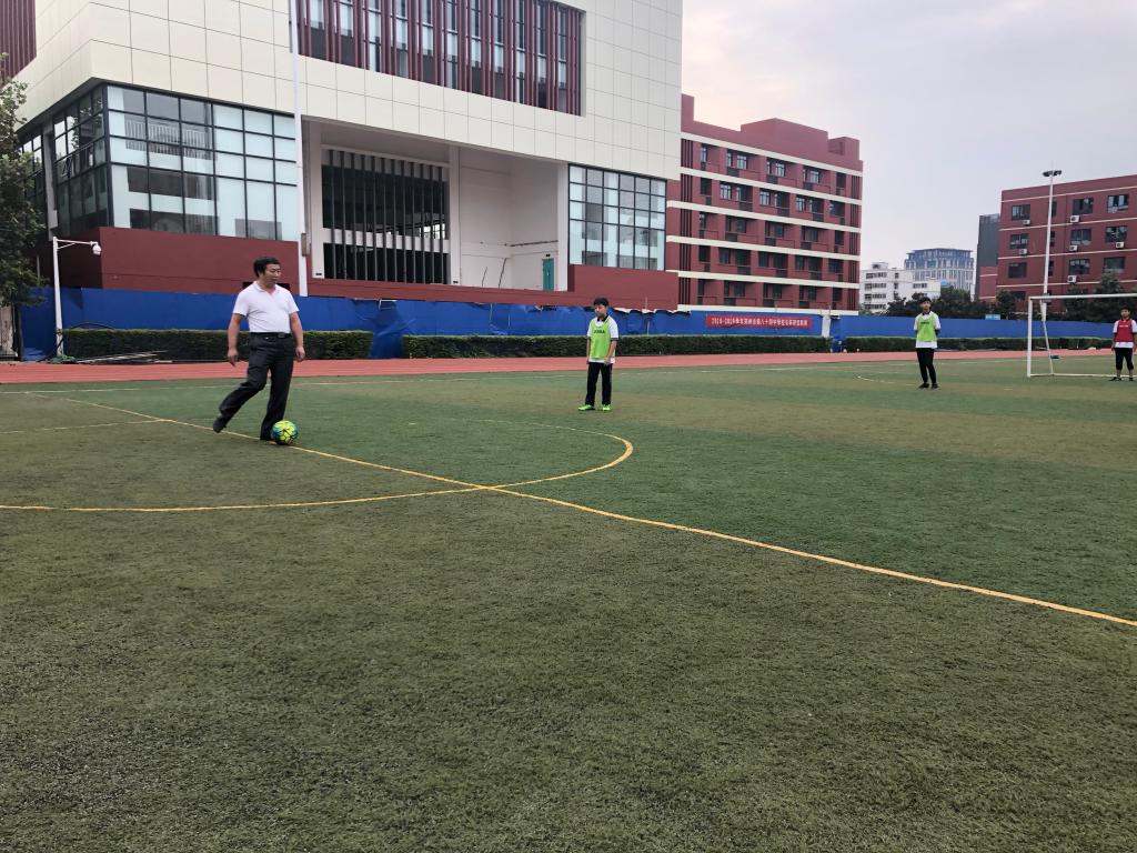 校园班级联赛常慧钦校长开球