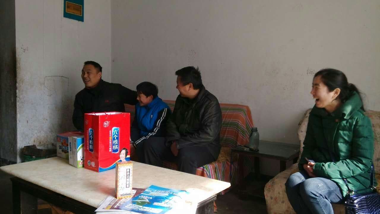 孩子和学校老师在一起