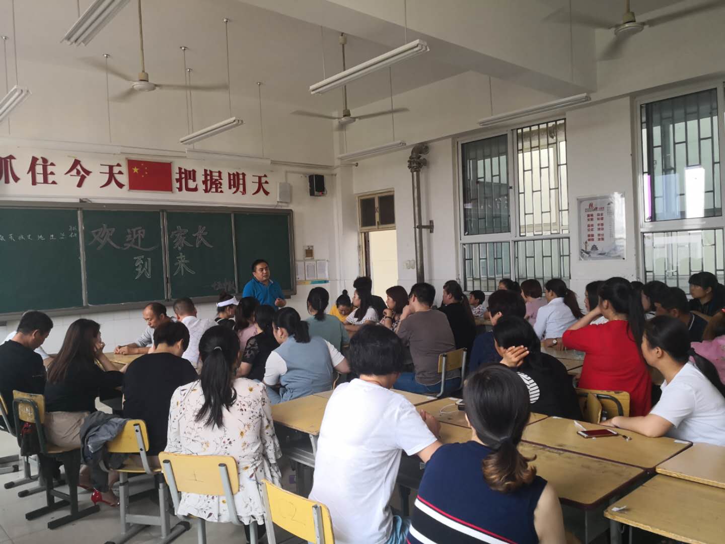 访问李副校长进入班级与家长面对面交流