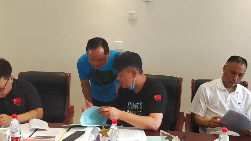 与足球教师王瑞杰老师认真交流