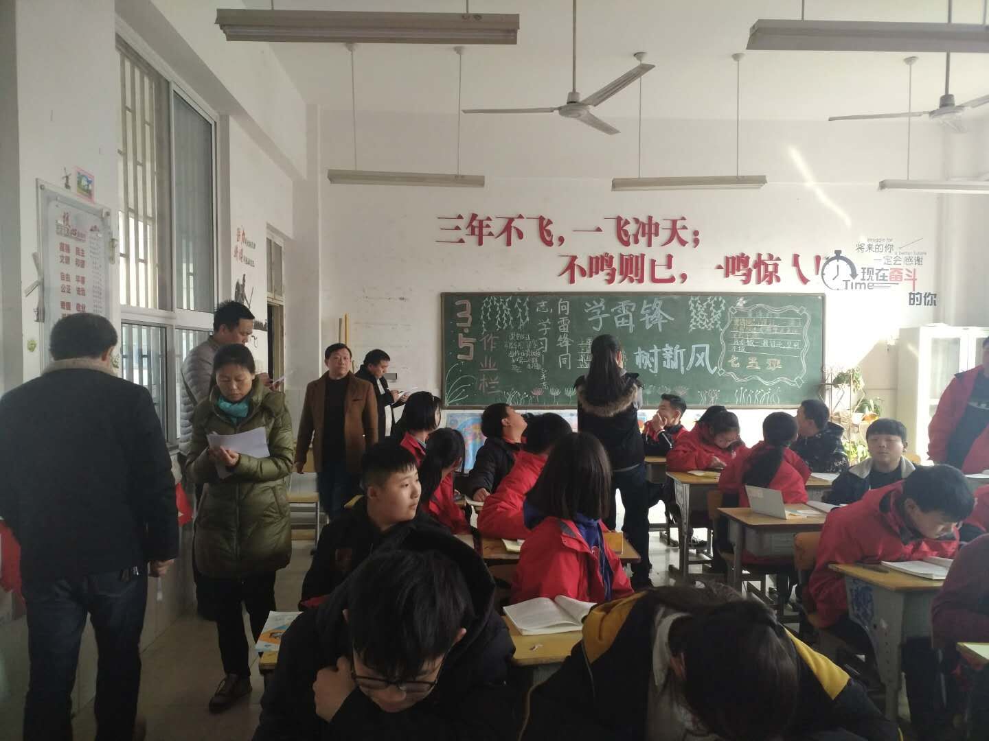团委组织评委老师进行现场打分