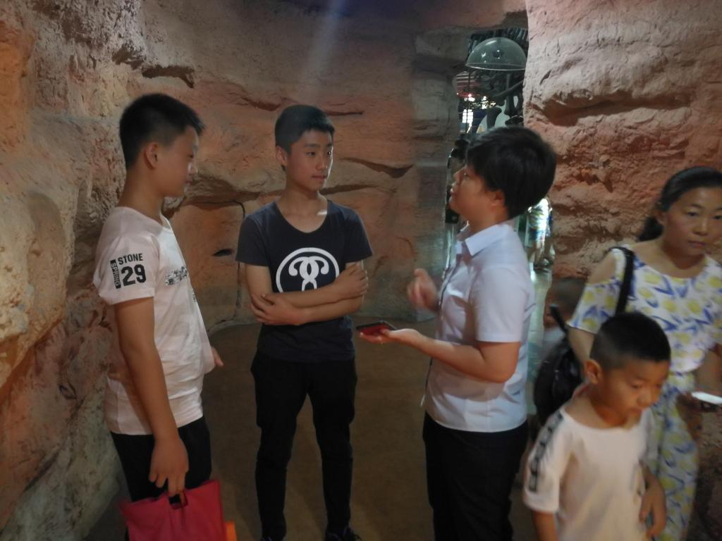 向地质博物馆李老师请教讲解知识