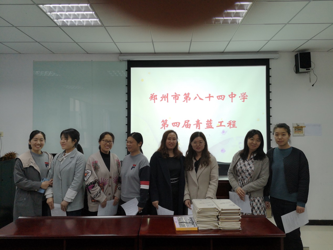 结成师徒的老师们合影留念