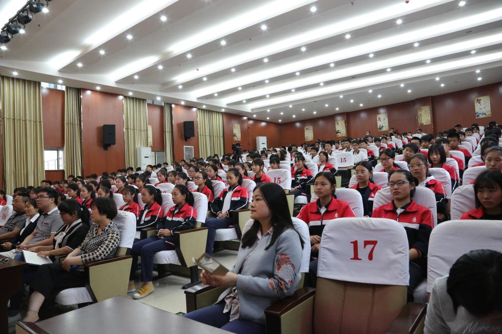 八年级师生在认真聆听