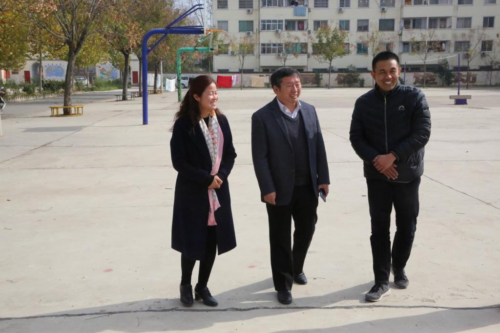 常校长卢校长与张利红老师交谈中