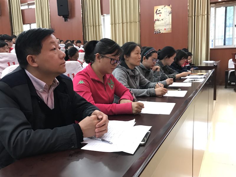 评委老师认真评分