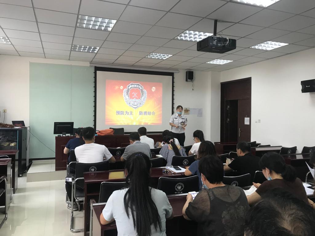 杨教官对教师进行安全知识培训