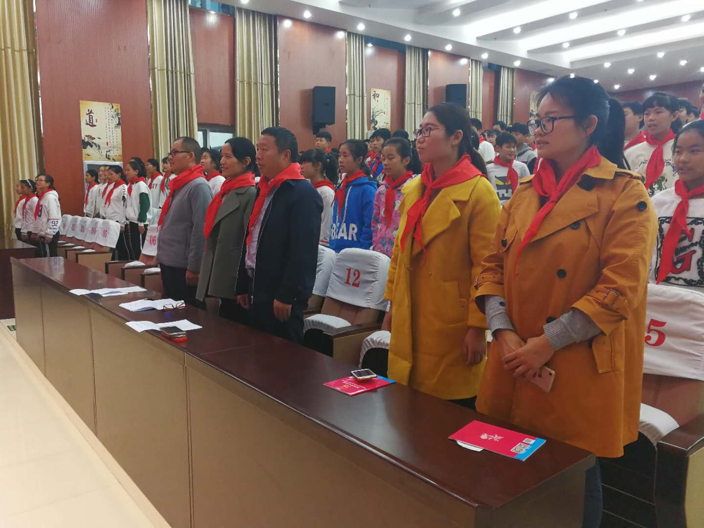 大家齐唱队歌