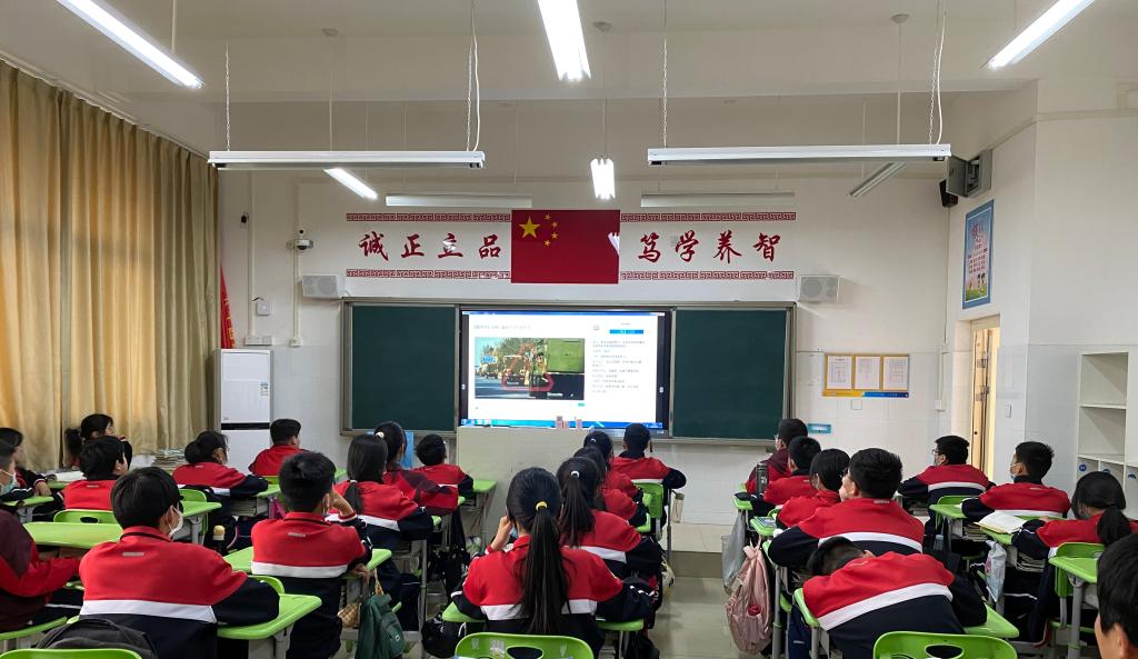 学生观看宣传视频
