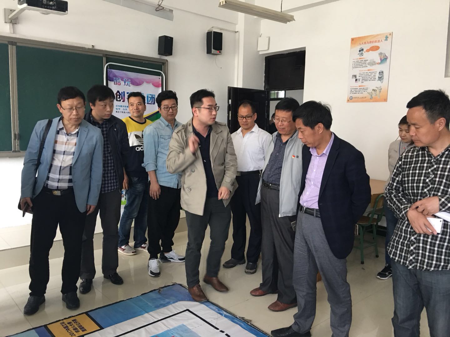 参观机器人活动室