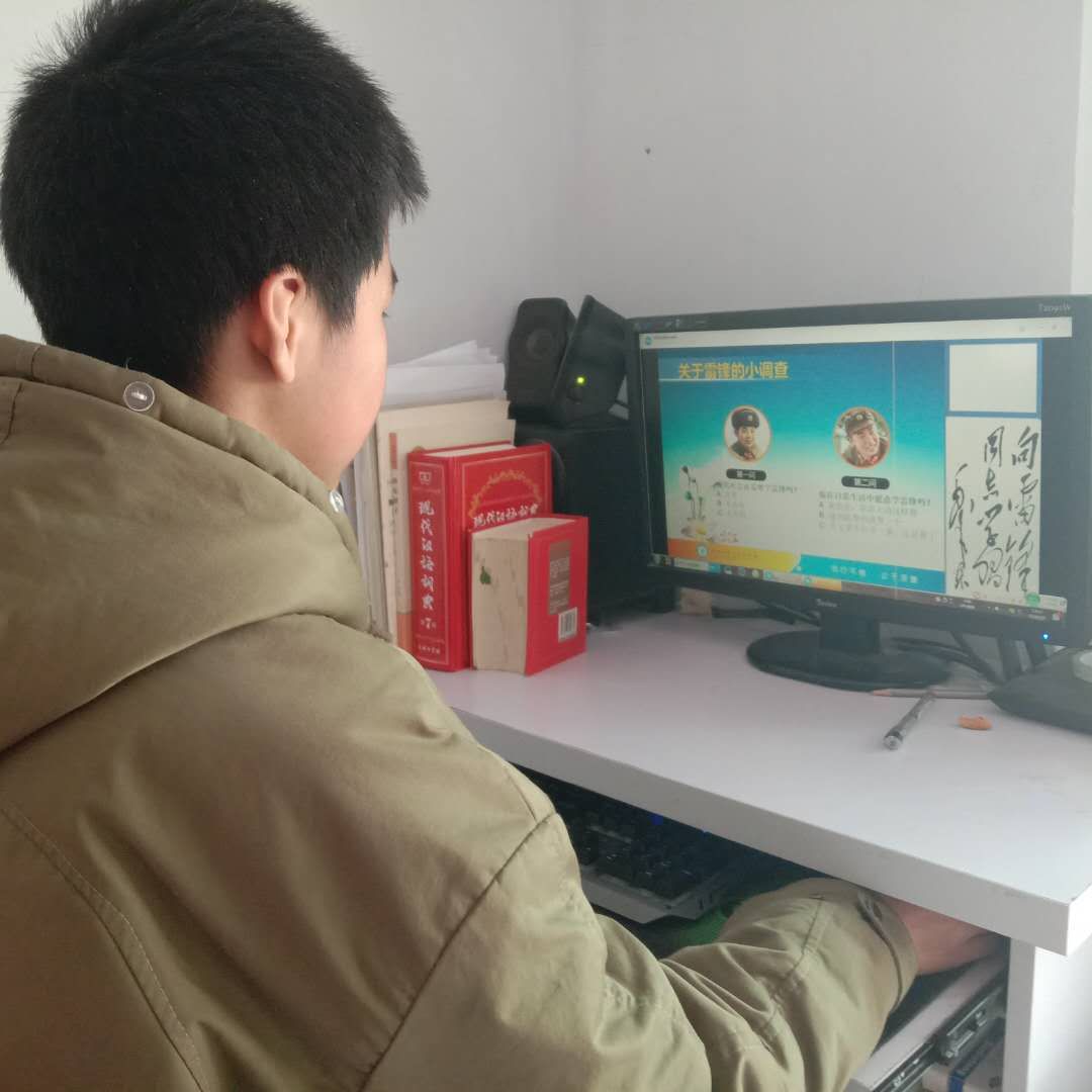 同学们参加班会