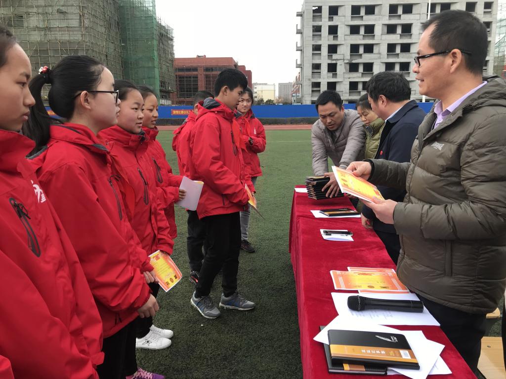 领导为优秀学生颁奖