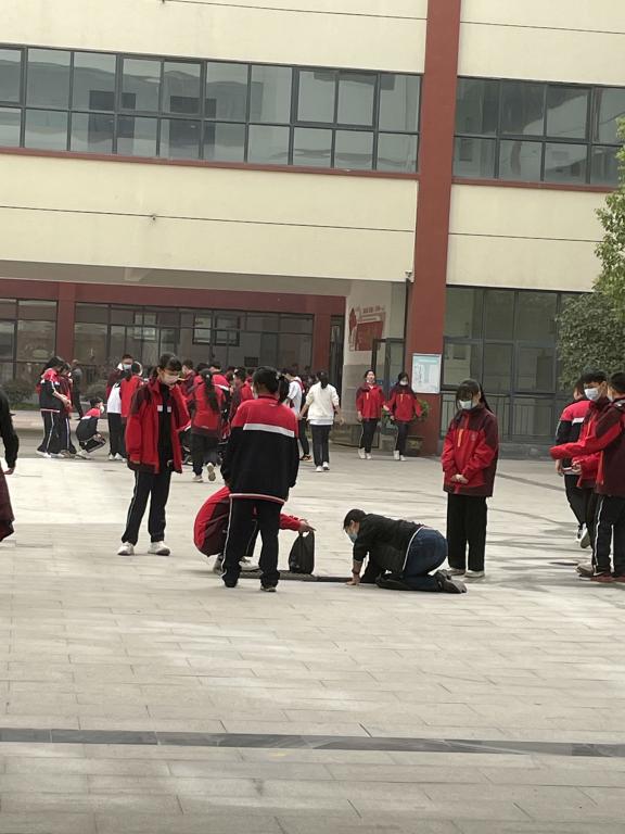 王丽娟老师带领学生清理下水道垃圾