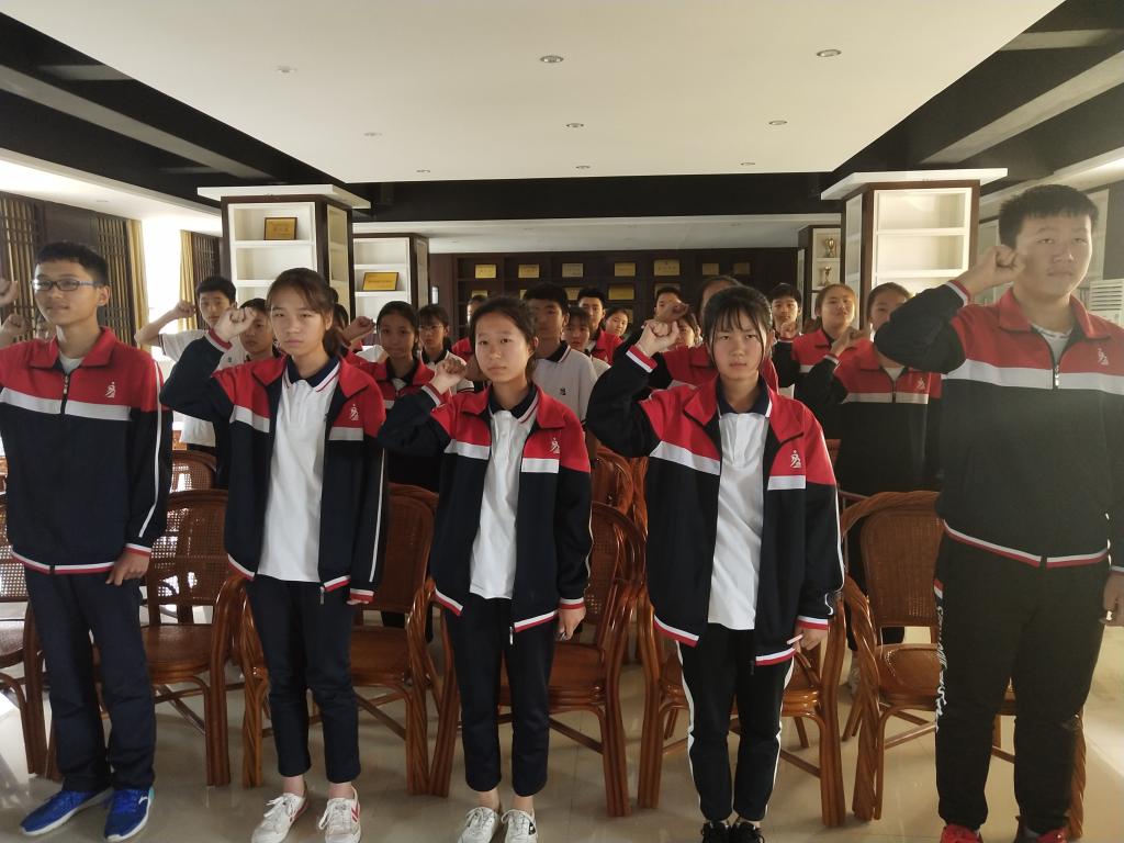 学生会新老成员重温誓词