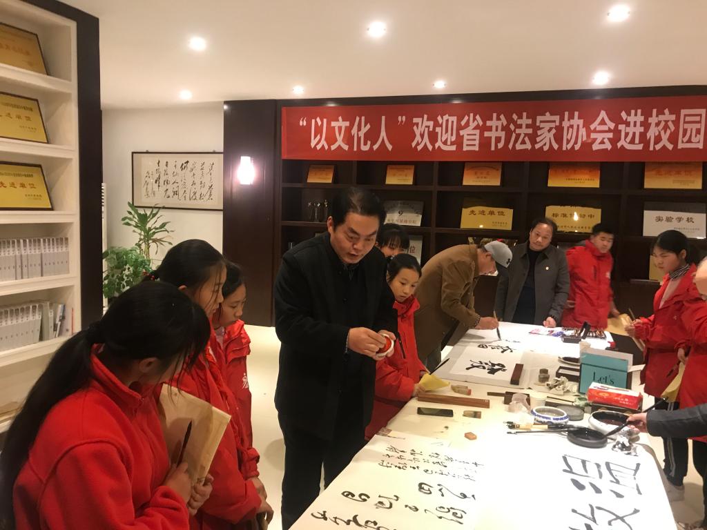 省书协谢安钧副主席与孩子们交流书法之美