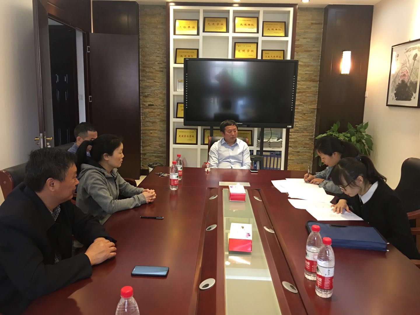 学校领导与检查组交流