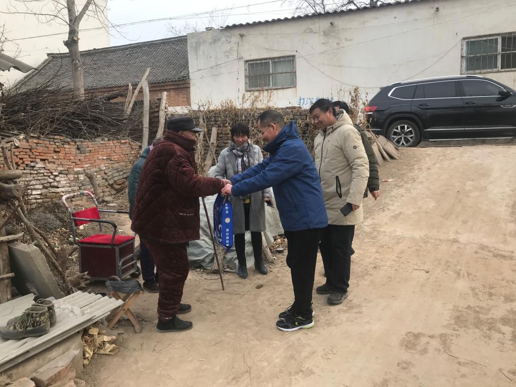 慰问贫困户