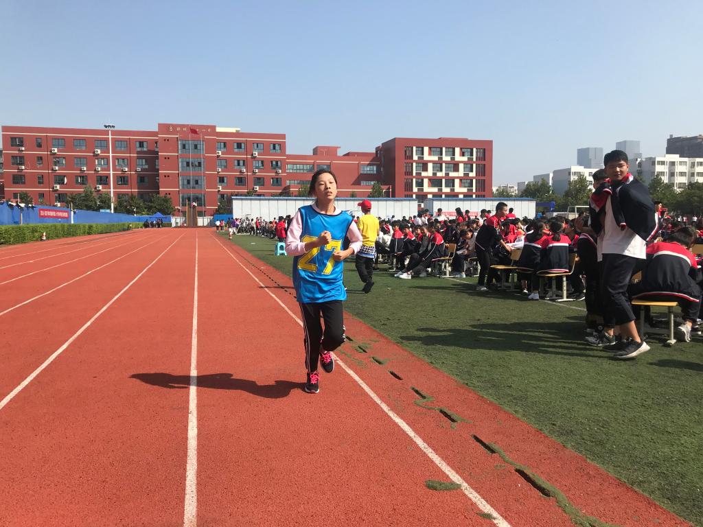 运动员奋力冲刺
