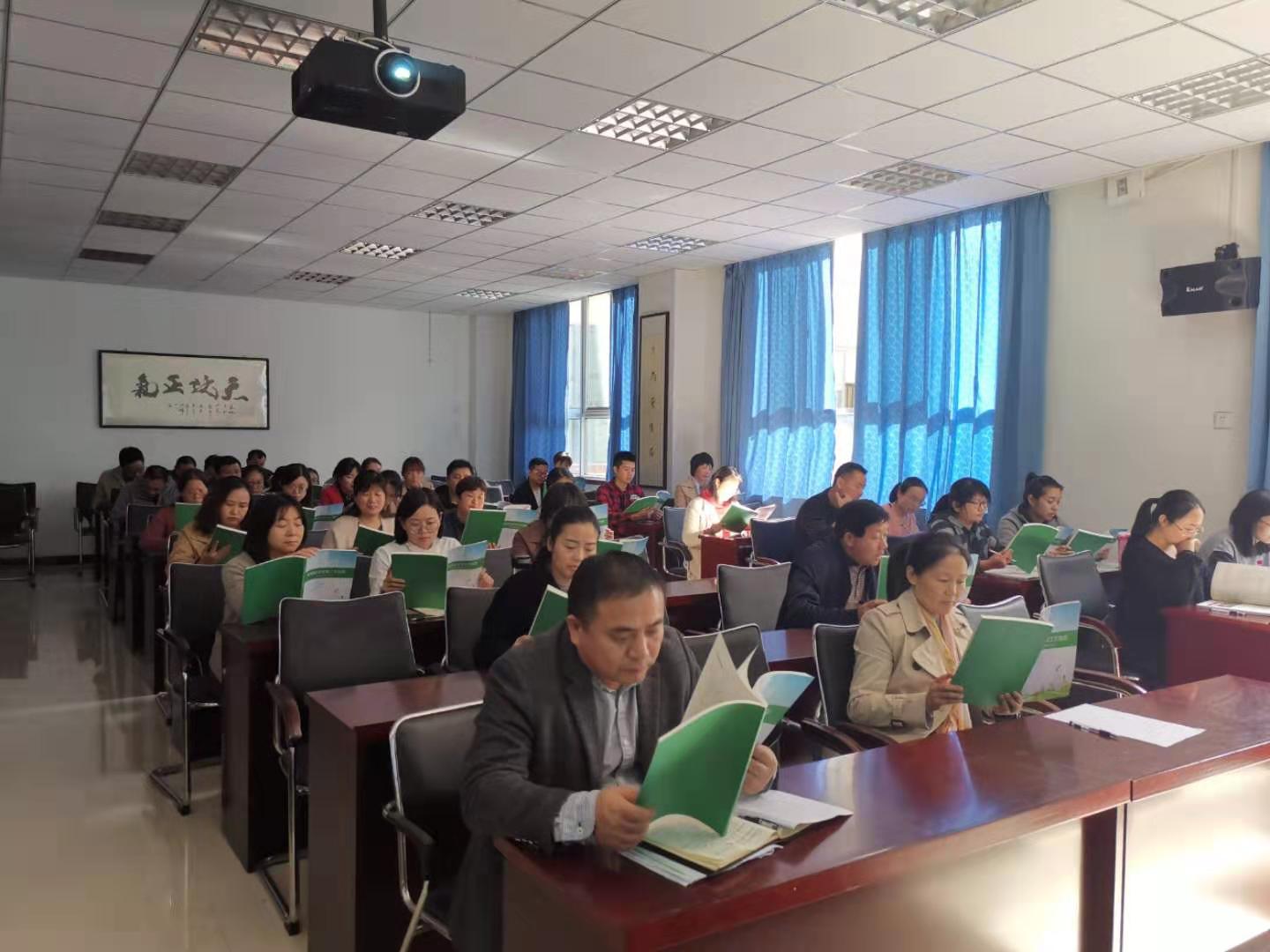 老师们认真听讲