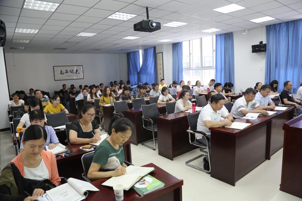 上午八点全体老师齐聚二楼会议室