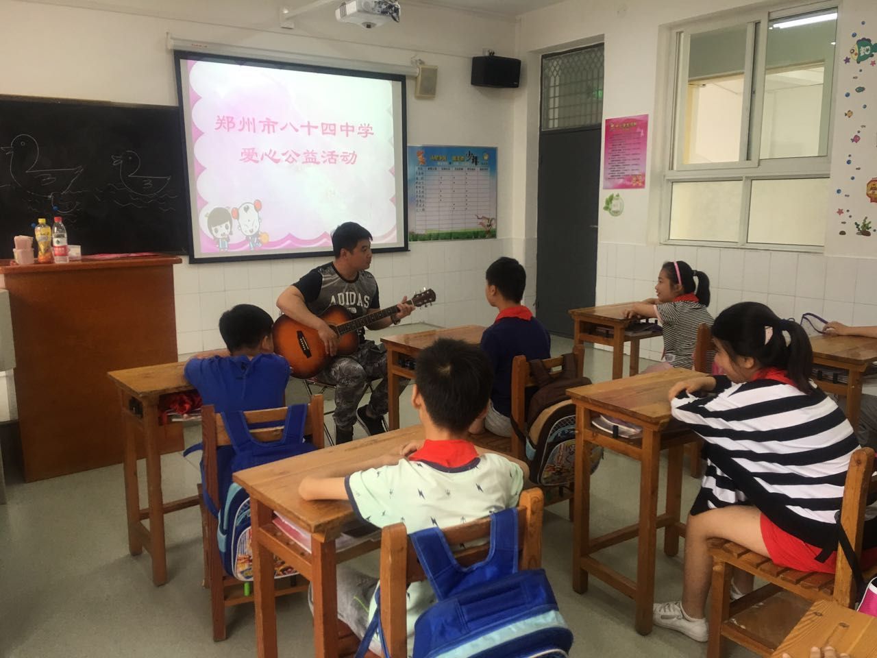 团委张老师和孩子们合唱《数鸭子》