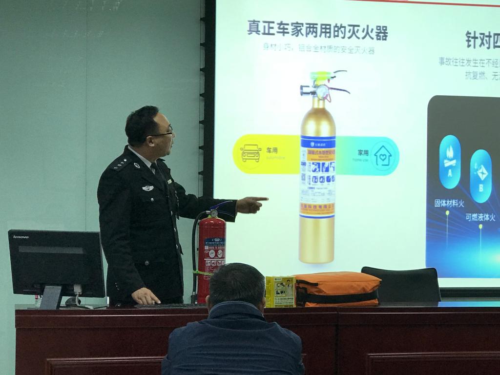 对教职工进行培训