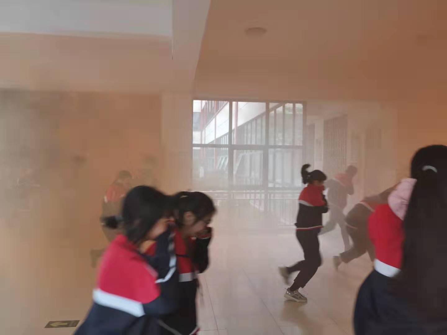 学生迅速疏散