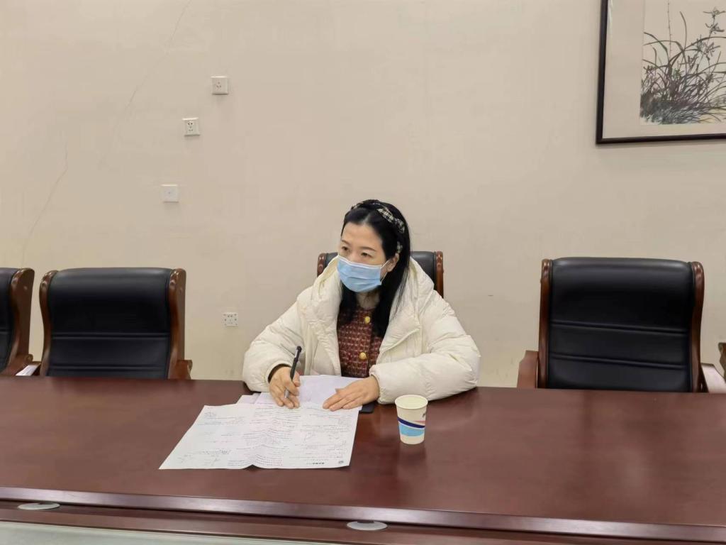 李老师认真聆听董老师对课程的设置