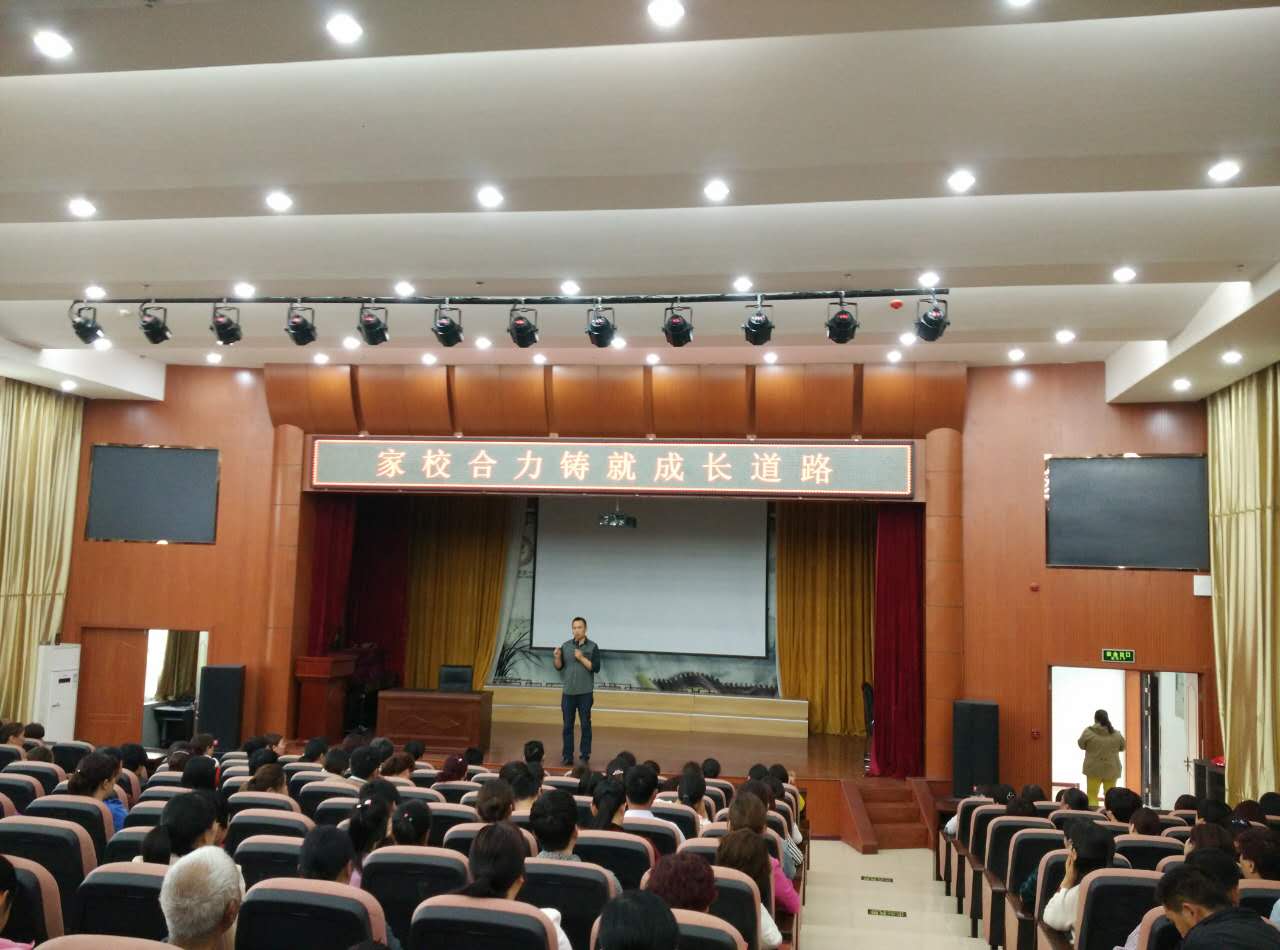 政教处周主任做学校工作介绍
