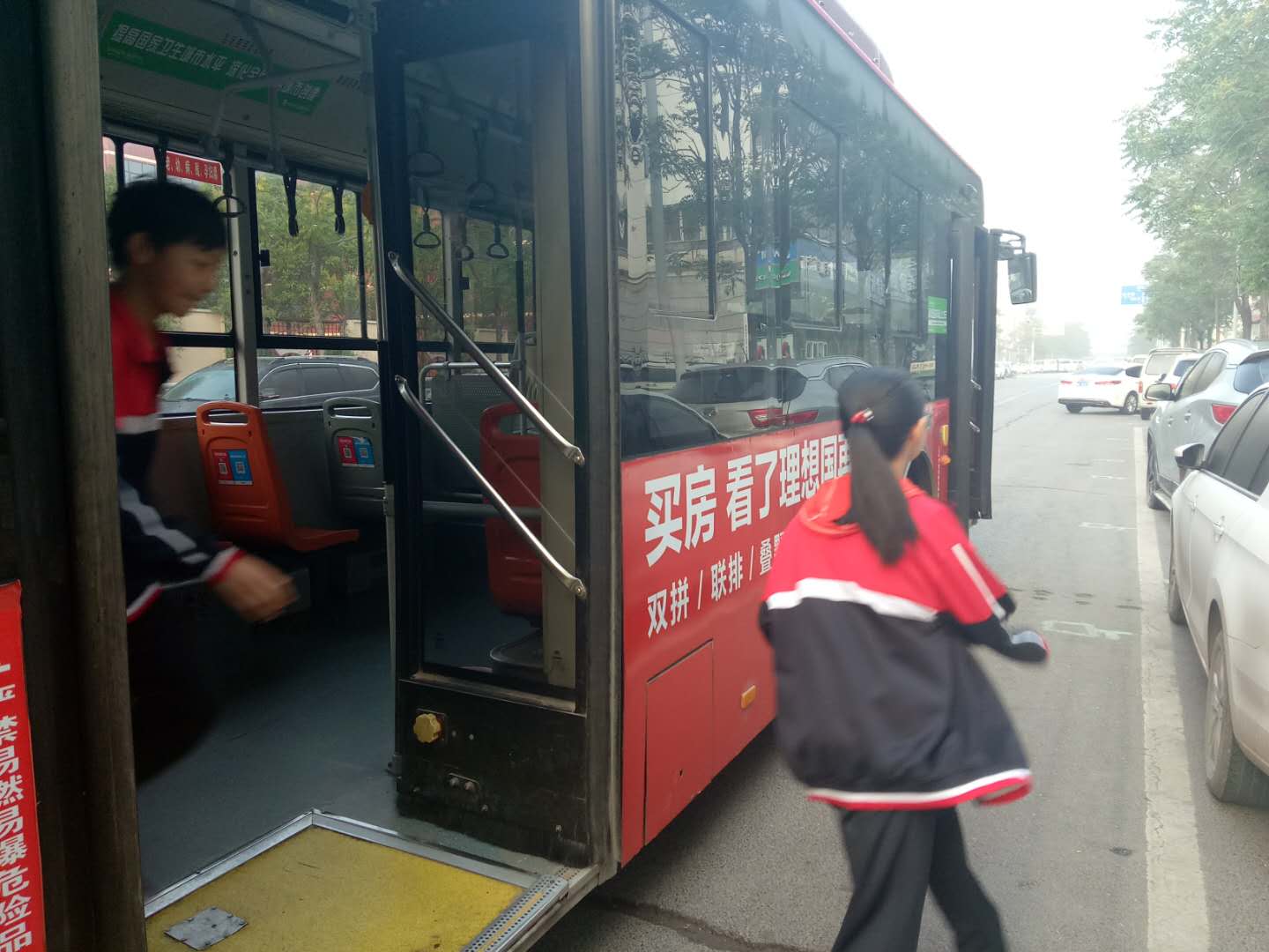 通过车门疏散