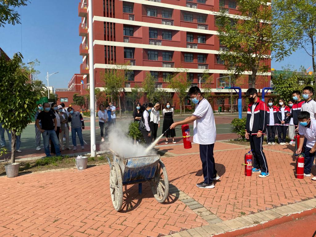 学生使用灭火器灭火演练