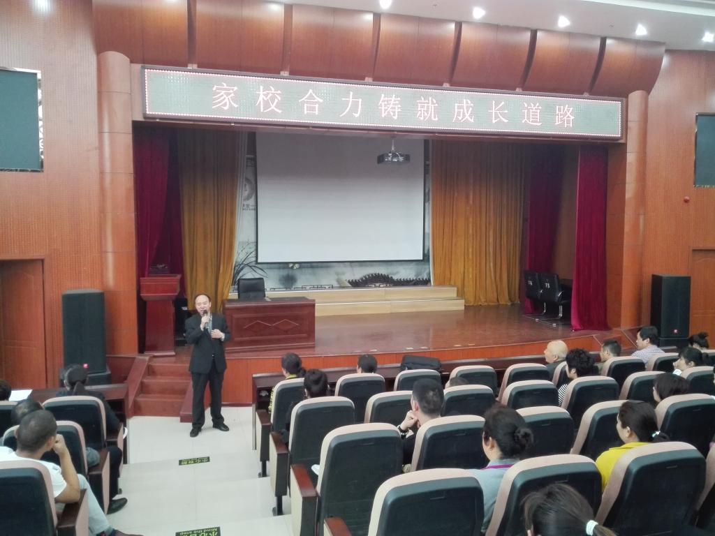 七年级家委会负责人 刘真豪先生发言