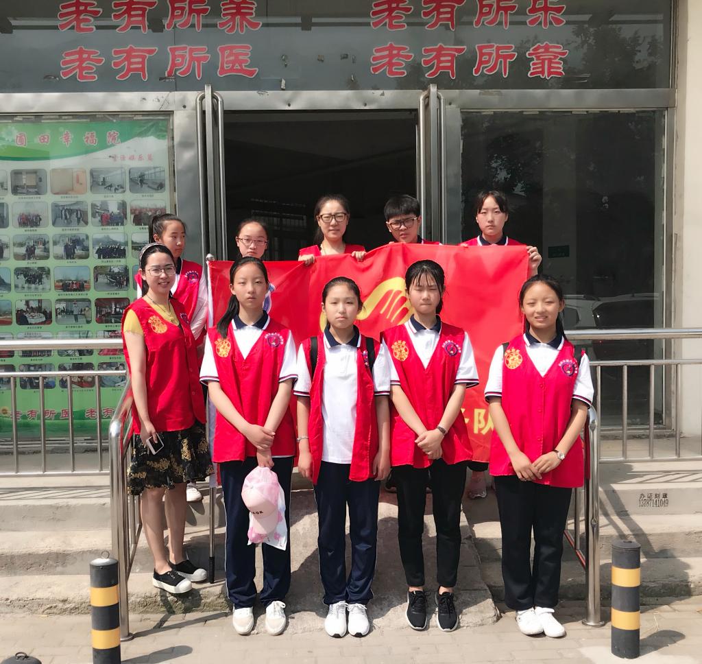 参与活动的志愿者们合影