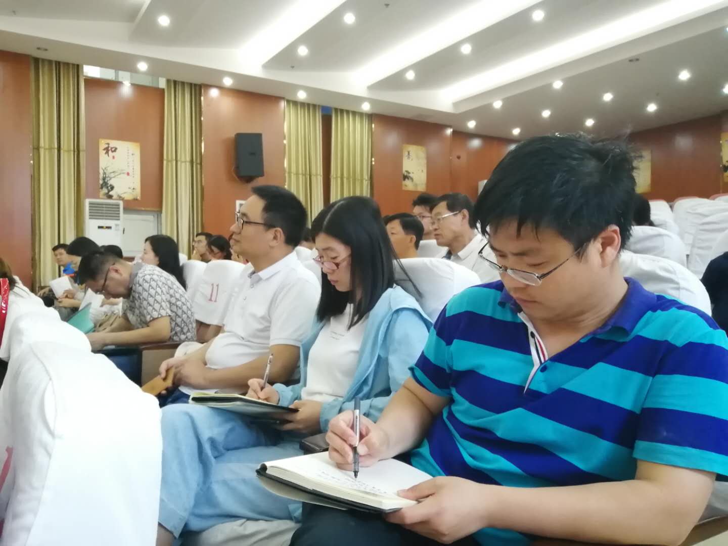 老师们认真聆听仔细做笔记