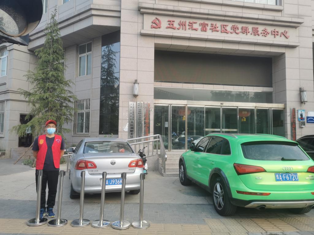志愿者带来维持秩序的隔离墩