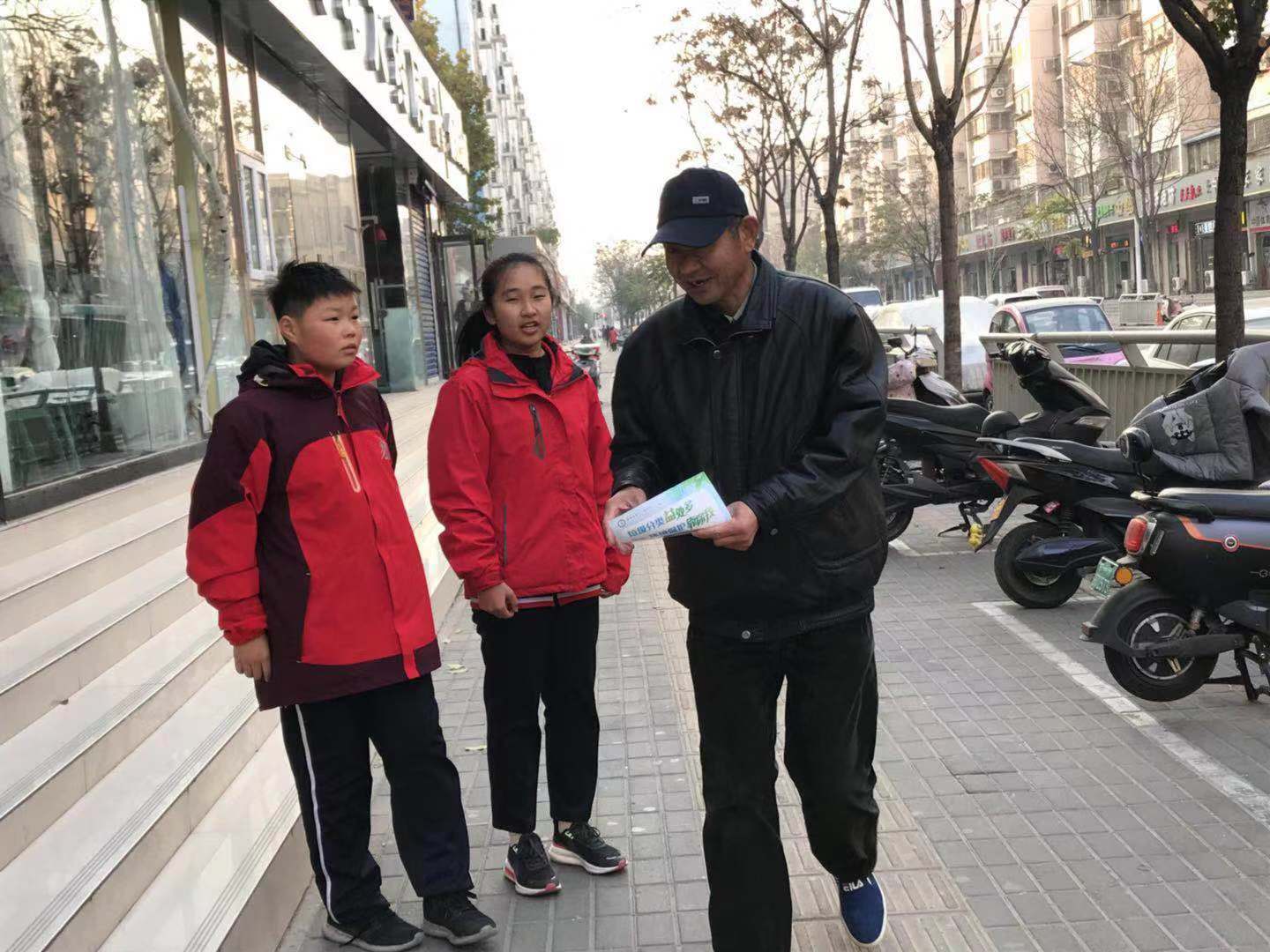 向路人介绍垃圾分类