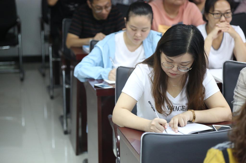 老师们认真聆听,仔细做笔记