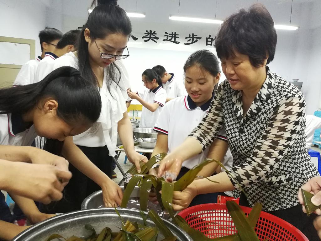 师生一起包粽子