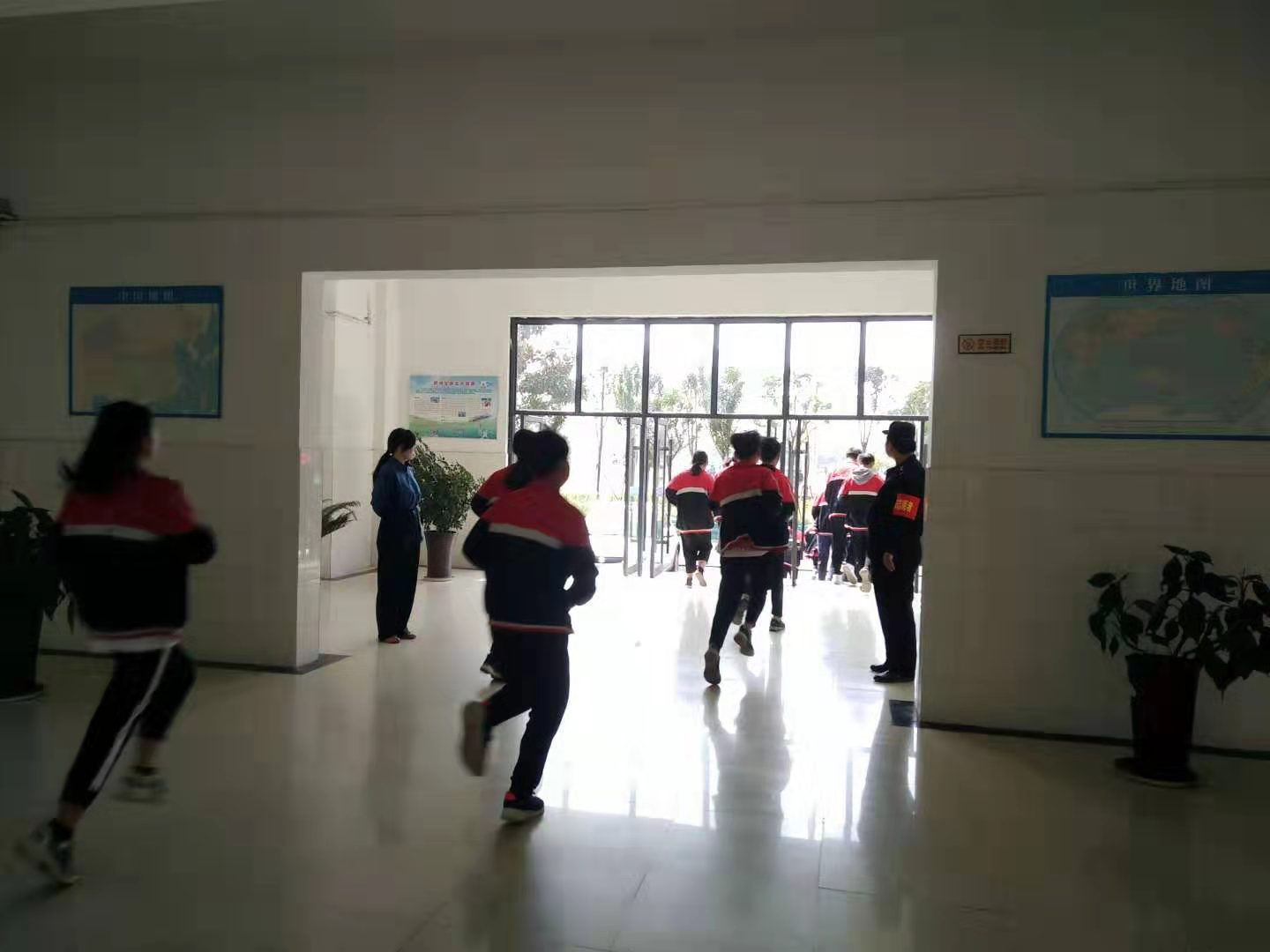 教师指引学生疏散