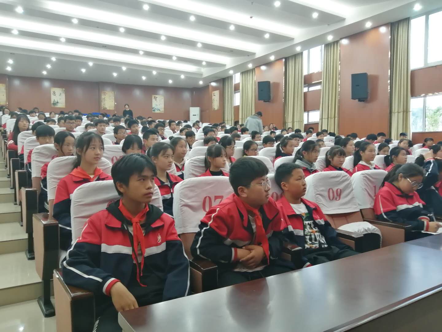 同学们认真听周老师讲“我的未来在哪里”