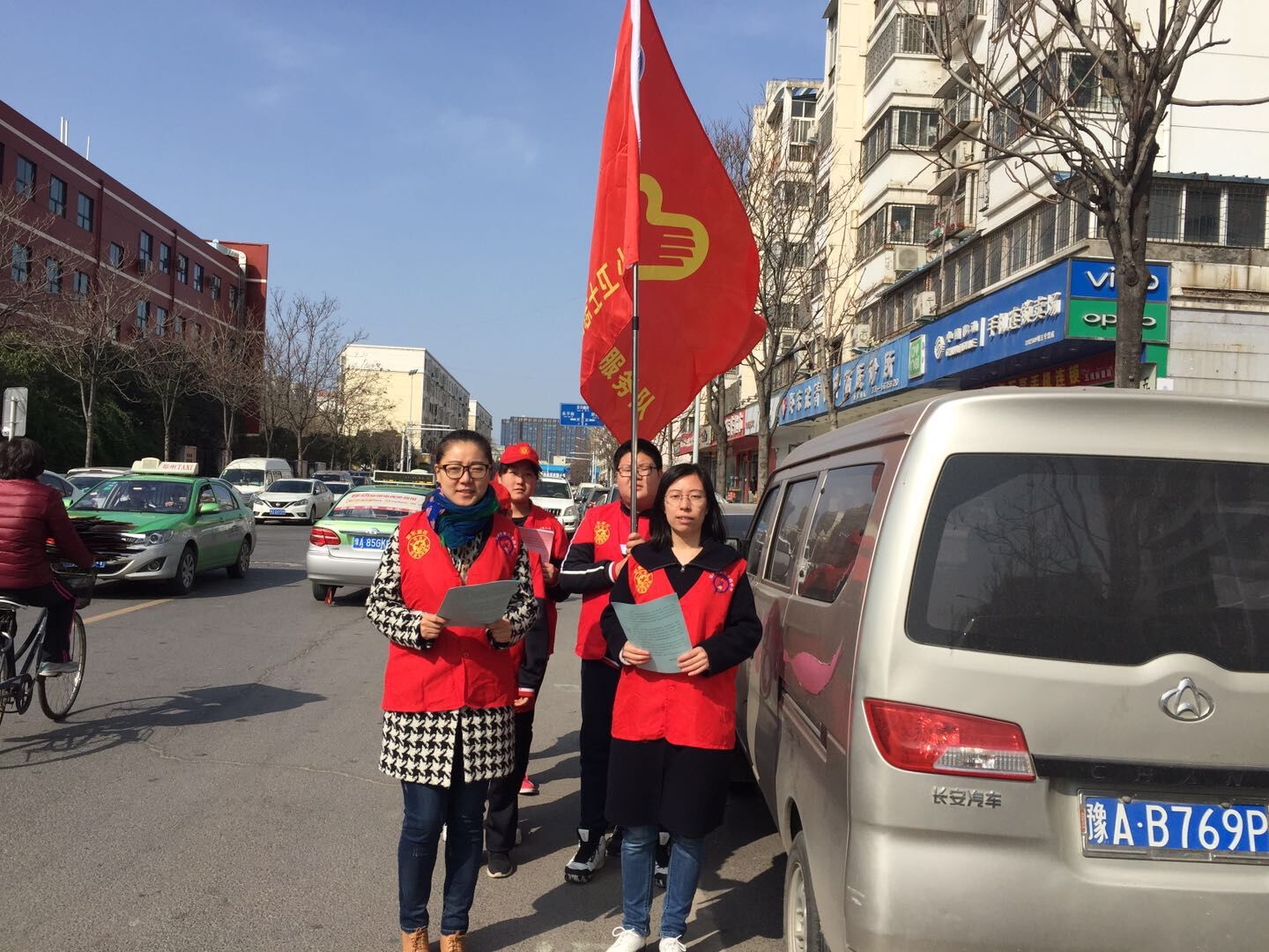 团委老师带领志愿小分队出发了