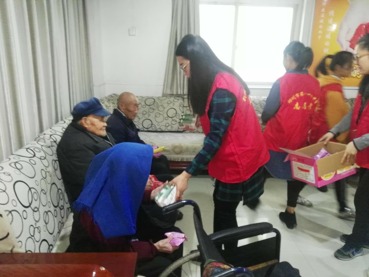 教师代表把慰问品送到老人手中